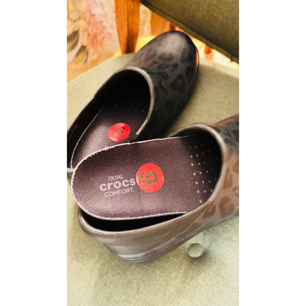 Crocs Neria Pro II slip in black cheetah loafers comfort waterproof clogs sz 6 - Picture 5 of 9